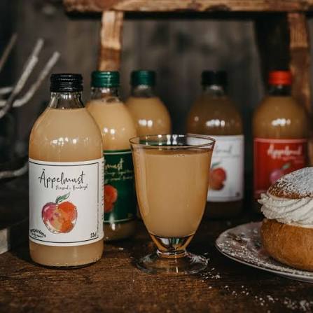 Bergströms äppelmust uppdukad med ett glas must och semla